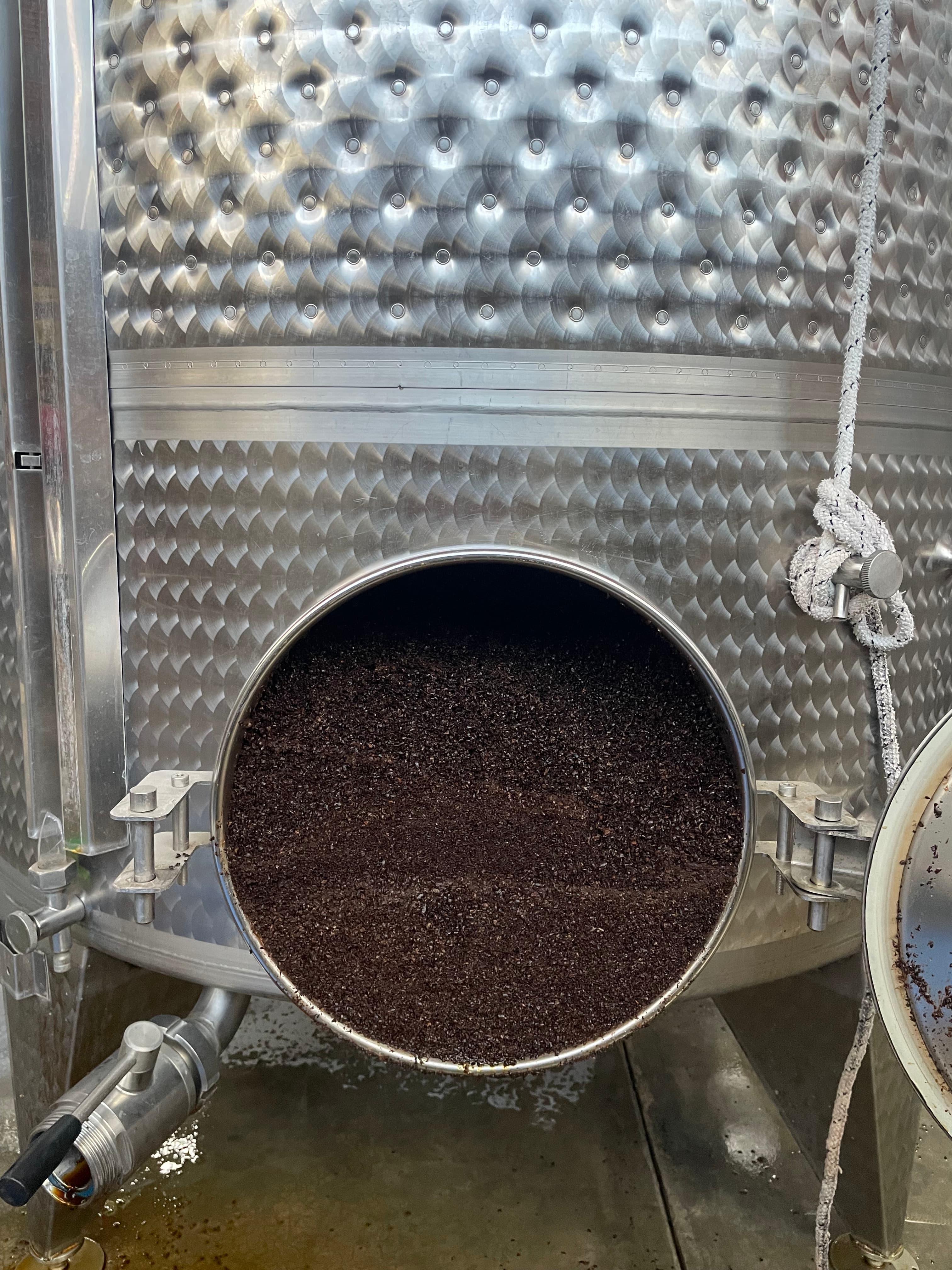 Tanque de cold brew con café en maceración