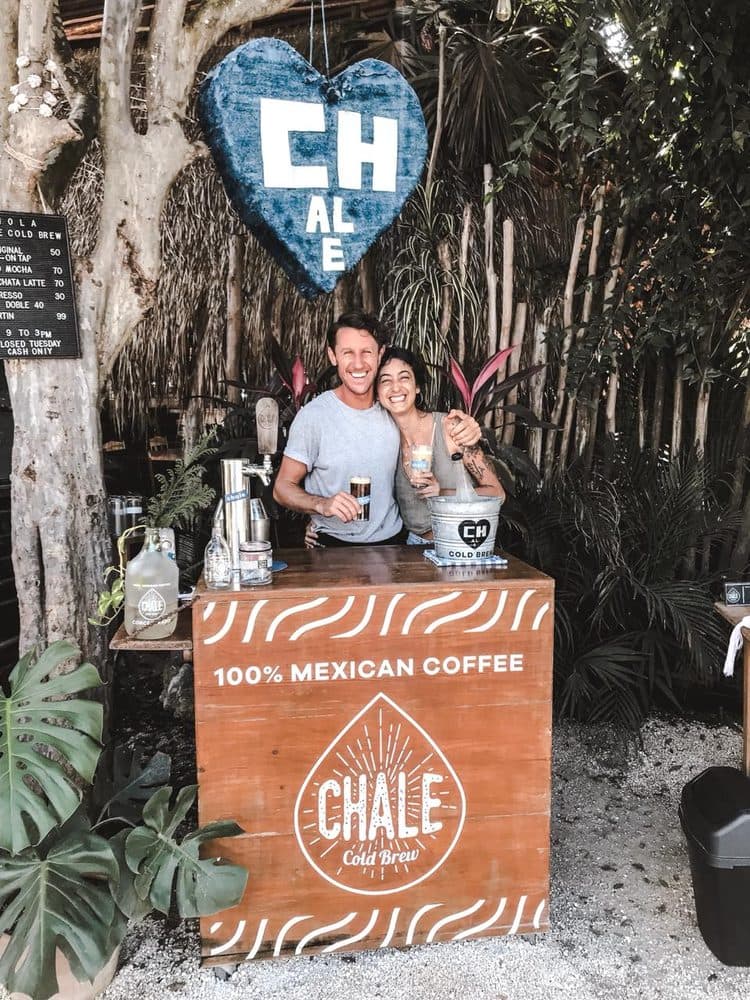 Los fundadores en el primer stand de CHALE en la selva