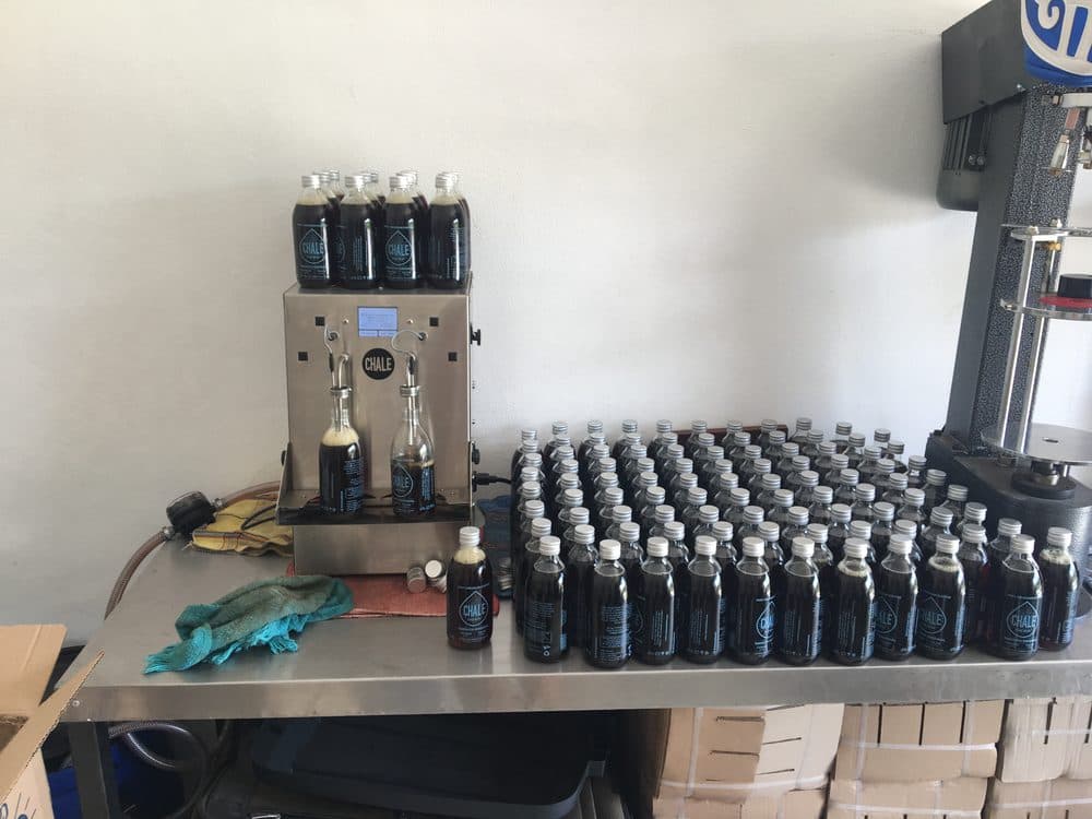 Embotellando CHALE a mano en los primeros lotes