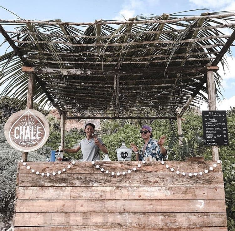 El primer stand de CHALE bajo una palapa