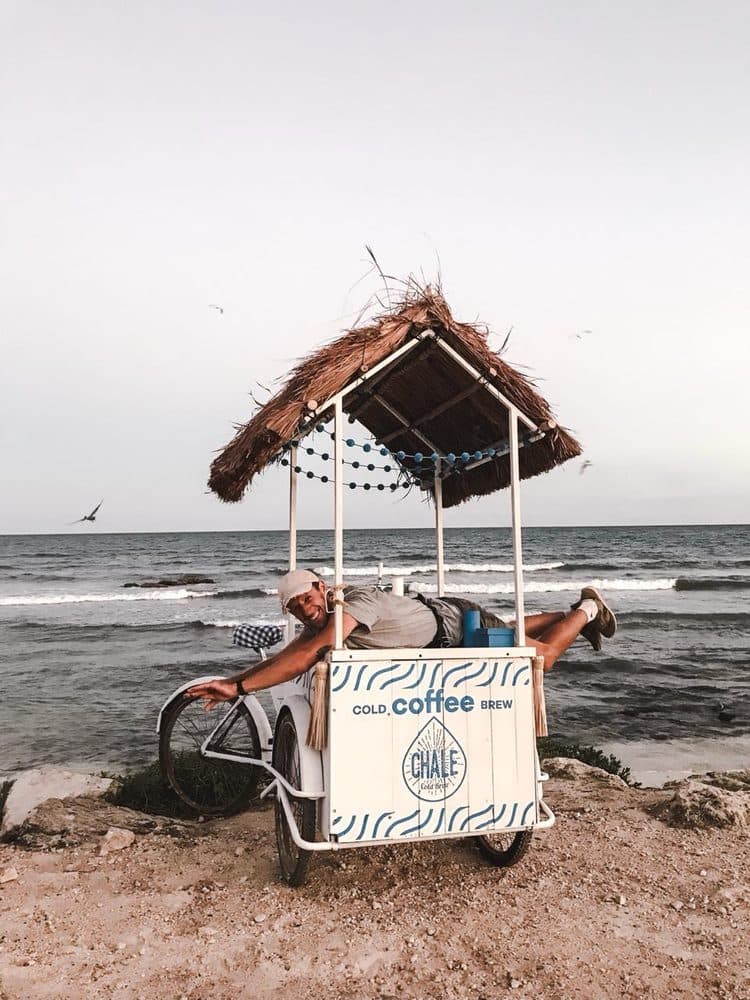 El triciclo cafetero original de CHALE en la playa