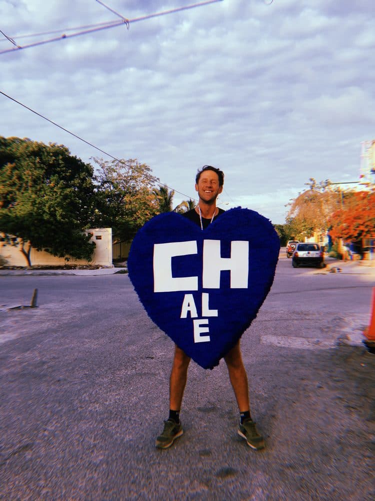 Celebrando CHALE en las calles de Tulum