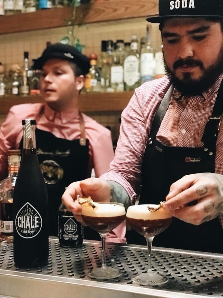 Bartenders preparando cocktails con CHALE