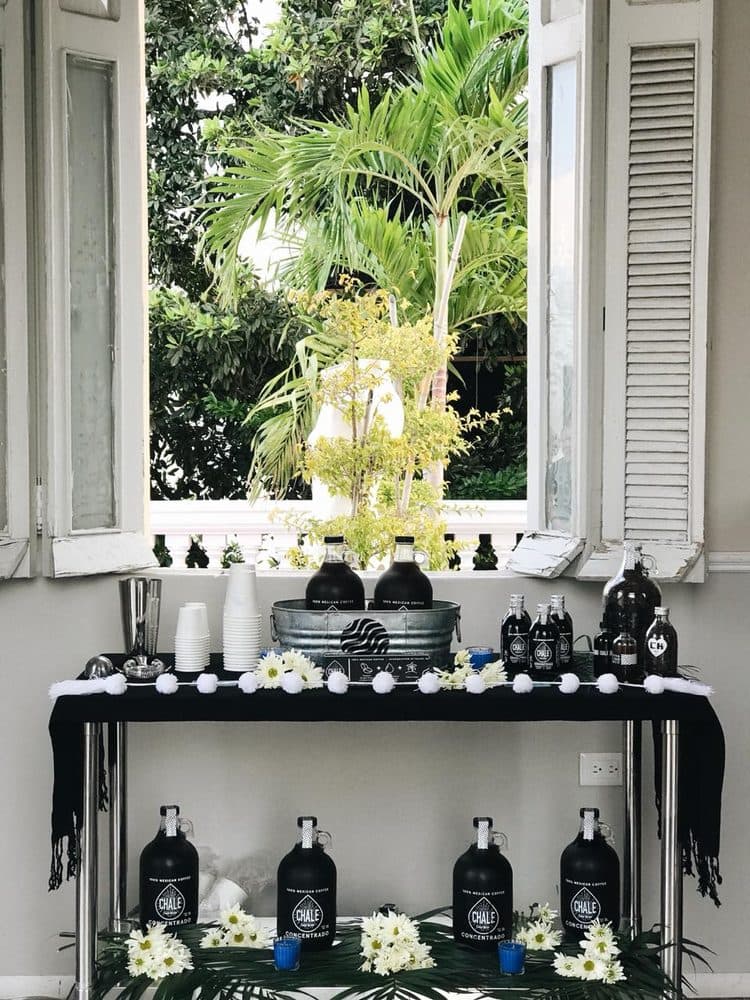 Mesa de CHALE montada para un evento